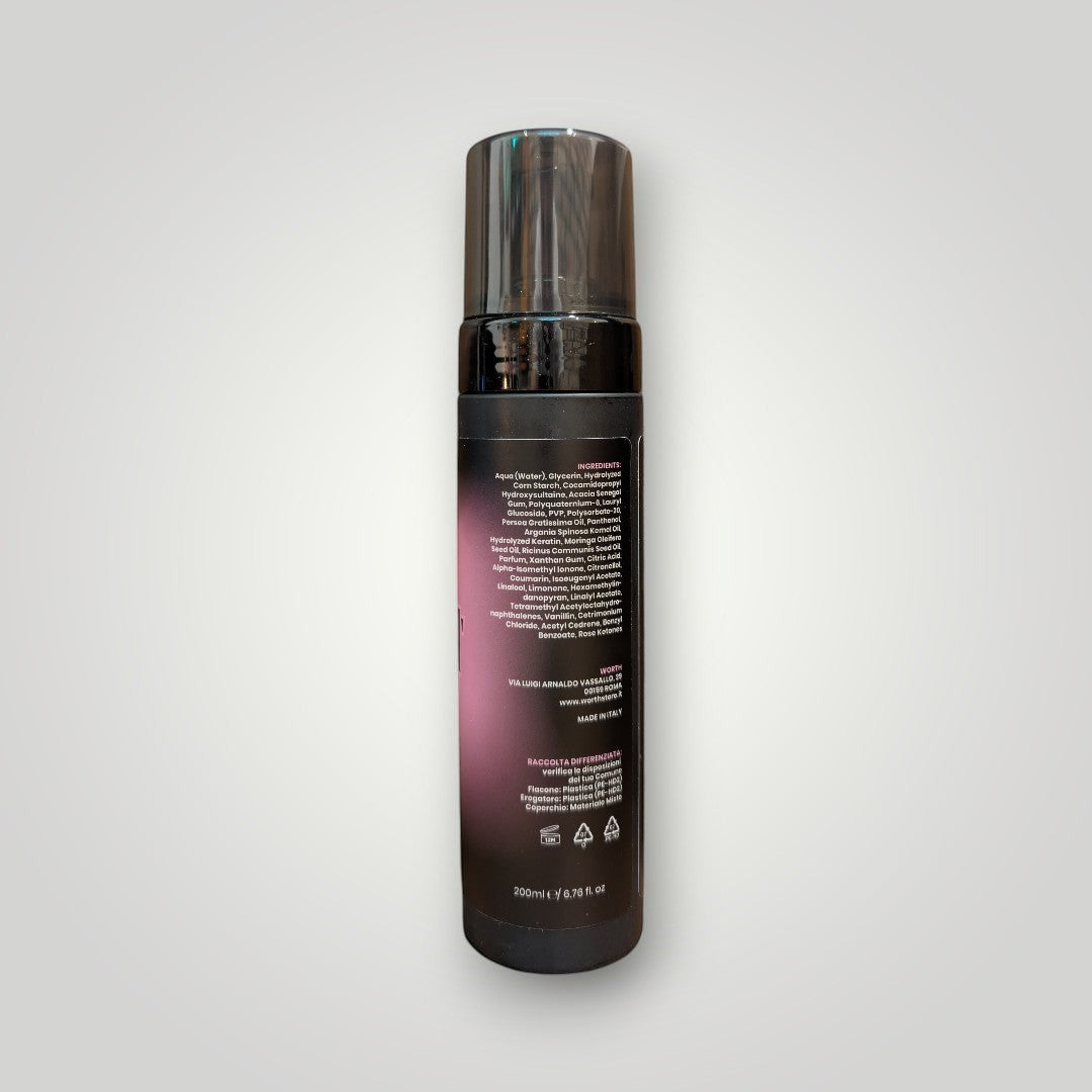 Kiss Me Darlin' Roma Mousse Volumizzante styling product enriched with pro-vitamin B5 for volume and shine.